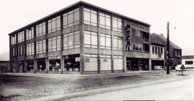Afb. 2. Eind jaren ’60 opent de Nopri van Beringen-Mijn de deuren (gebouw 3). Het appartementsgebouw aanpalend aan gebouw 4 is nog op te trekken. (Foto: Archief Citévolk Spreekt)